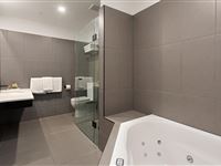 Deluxe Suite Bathroom - Mantra Traralgon